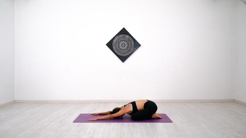 pratica soft yoga cura la tua schiena con lo yoga dajelli rhamni shashankasana Francesca Viola Molinari