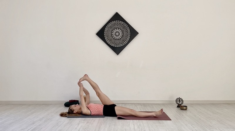 warm up allena le tue gambe Rhamni scuola di yoga Laura Dajelli