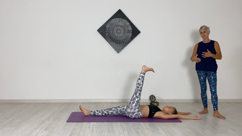 benessere della colonna vertebrale lezione di soft yoga Laura Dajelli rhamni scuola di yoga
