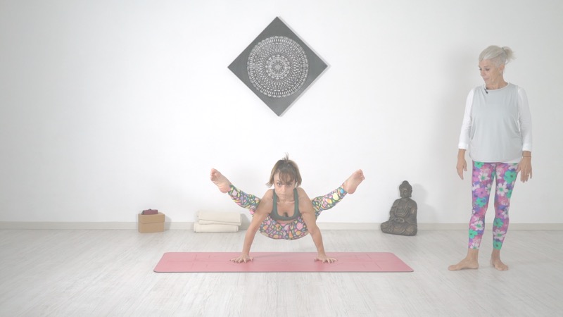 titthibasana posizione della lucciola laura dajelli e margherita paletta hatha yoga scuola di yoga rhamni